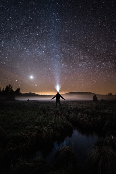 夜晚站在草地上的人的剪影